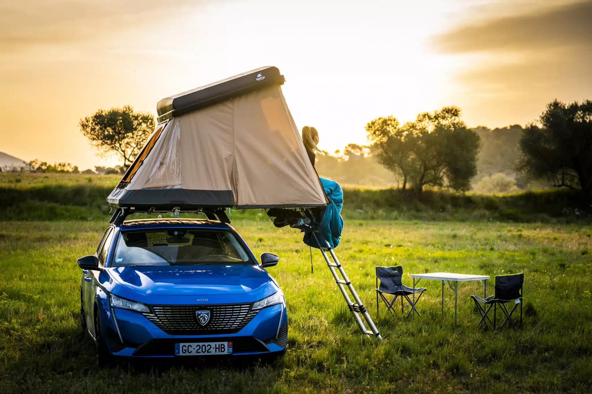 https://passionvoiture.fr/wp-content/uploads/2023/01/tente-de-toit-de-voiture-les-avantages-par-rapport-a-une-caravane-ou-un-camping-car.webp