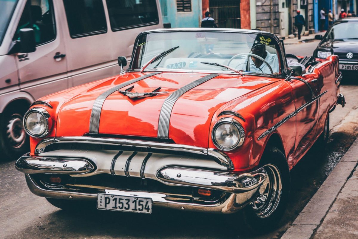 Une Voiture Avec De La Peinture Au Néon Dessus Est Peinte En