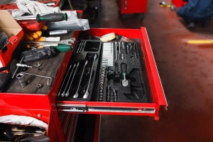 top-5-des-solutions-de-rangement-pour-un-atelier-automobile-organise (1)