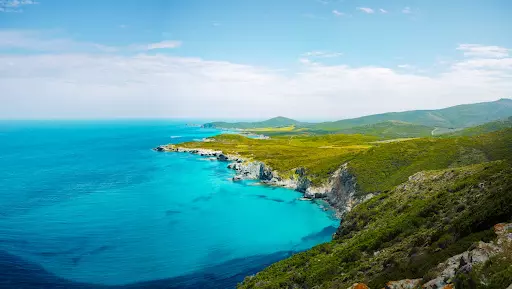 Louer une voiture à Ajaccio pour explorer la Corse en toute liberté